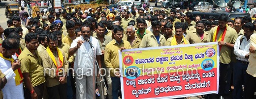 Autorickshaw drivers take to streets against assaults on colleagues